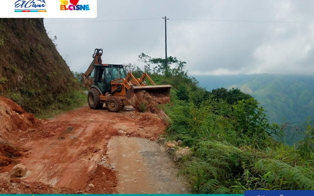 Desalojo de los diferentes derrumbos causados por el fuerte temporal en la vía de El Cisne – Puente de Ambocas