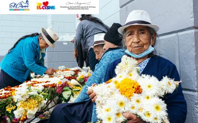 Feligreses realizan arreglos florales tradición que lleva generaciones